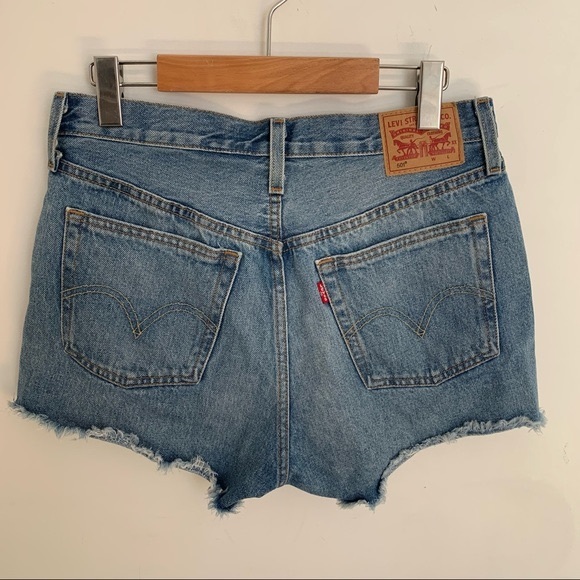 LEVI’S 501 CUT OFF DENIM SHORTS HIGH WAIST DISTRESSED MEDIUM LIGHT WASH BLUE 28 - Picture 3 of 6